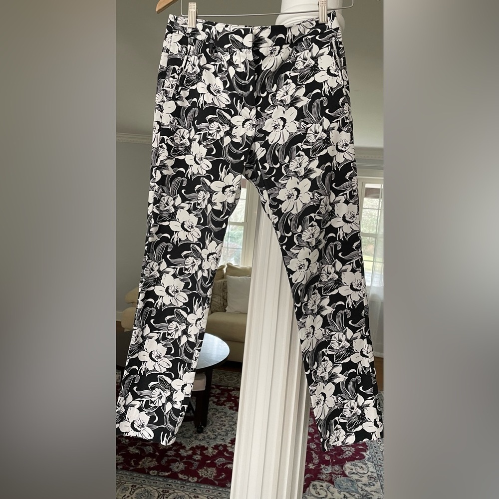 Adriana Papell pants and jumpsuit.Adriana starch floral pint pants black. White
